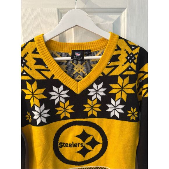 NFL Team Apparel Pittsburgh Steelers Black & Yellow Snowflake V-Neck Sweater sz - Picture 2 of 8
